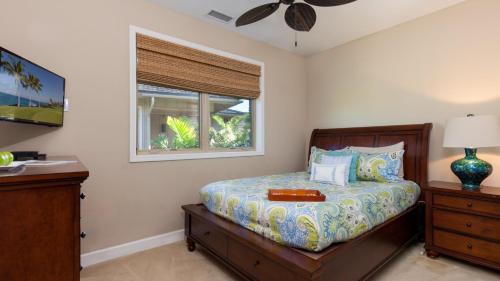ワイコロアにあるHEAVENLY DAYS Stunning Views from KaMilo 3BR Home with Heated Poolのベッドと窓のある寝室
