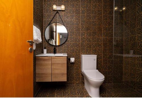 une salle de bain avec toilettes et miroir dans l'établissement Stella's Little Island Gem, à Paralímni