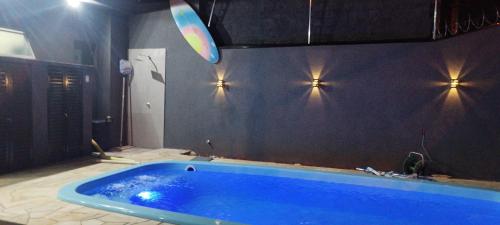 La salle de bains est pourvue d'une baignoire bleue. dans l'établissement Buritis, à Sao Jose do Rio Preto