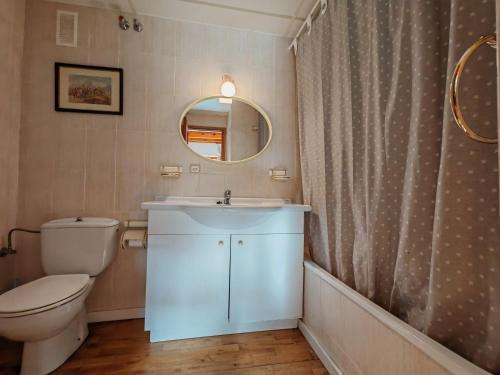 ein Badezimmer mit Waschbecken, Toilette und Spiegel in der Unterkunft Dúplex espacioso y rústico- Luz natural y vistas - Justal 1 in Pla de l'Ermita