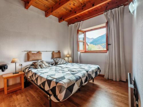 ein Schlafzimmer mit einem Bett und einem großen Fenster in der Unterkunft Dúplex espacioso y rústico- Luz natural y vistas - Justal 1 in Pla de l'Ermita