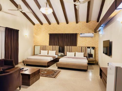 En eller flere senge i et værelse på Iconic Lodge