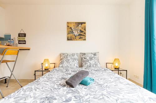 une chambre avec un lit avec deux oreillers dans l'établissement Le Familial - Disneyland, parking gratuit, à Montry