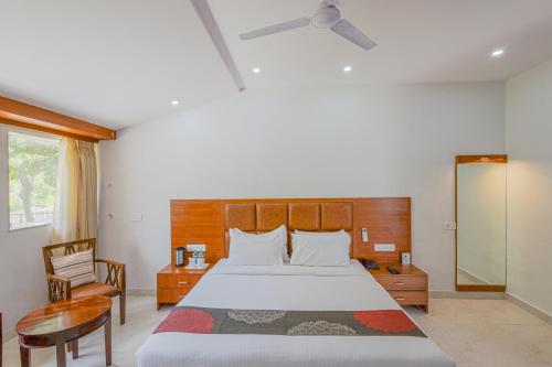 Un pat sau paturi într-o cameră la Bamboo Saa Sunrrise Wedding & Wellness Resort, Jaipur