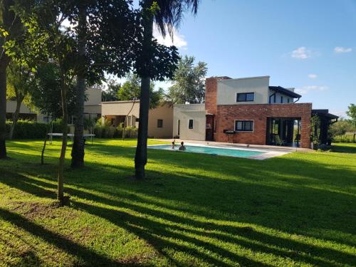 ein Haus mit einem Swimmingpool im Hof in der Unterkunft Santas Hogar in Santa Ana