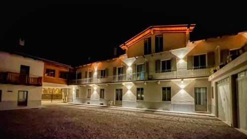 une cour vide d'un bâtiment la nuit dans l'établissement Casa Pozzallo Giulietta - Affitti Brevi Italia, à Oulx