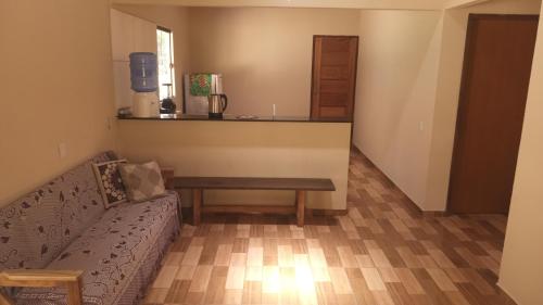 een woonkamer met een bank en een tafel bij Casa Azul Completa in Palmeiras