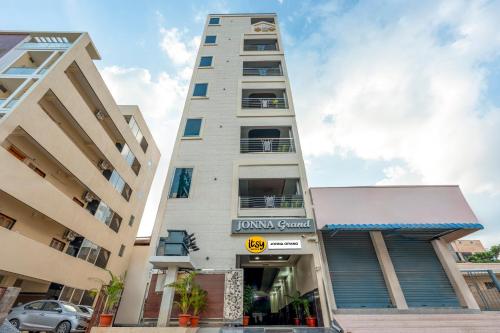 蒂鲁帕蒂Itsy Hotels Jonna Grand的一座挂着招牌的高大白色建筑