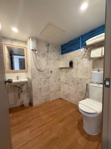 โรงแรม เซิร์ฟบีช Surf Beach Hotel في جومتين بيتش: حمام مع دش ومرحاض ومغسلة