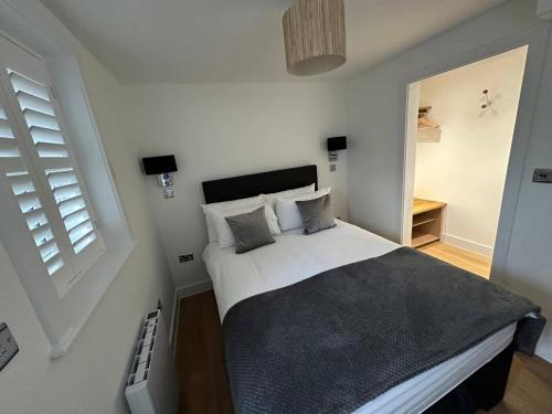 ein Schlafzimmer mit einem großen Bett in einem Zimmer in der Unterkunft One Bedroom Ground Floor Flat in Whitstable in Whitstable