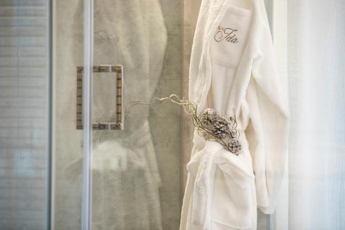 een witte badjas hangt in een raam bij L'Atelier du Temps - Maison Ida in Courmayeur