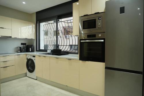 Η κουζίνα ή μικρή κουζίνα στο The Nassih Suite, Stay with Jacuzzi & BBQ Terrace