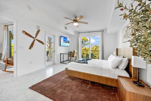 Un dormitorio con una cama y una ventana grande en RIVER FLY IN Merritt Island Launchpad Lookout View, en Audubon