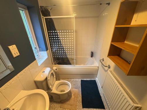 y baño pequeño con aseo y bañera. en Valley View Guest House, en Newcastle-under-Lyme