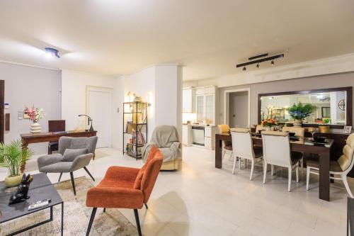 Aiolos Grand super lux suite in Alimos Riviera with gym