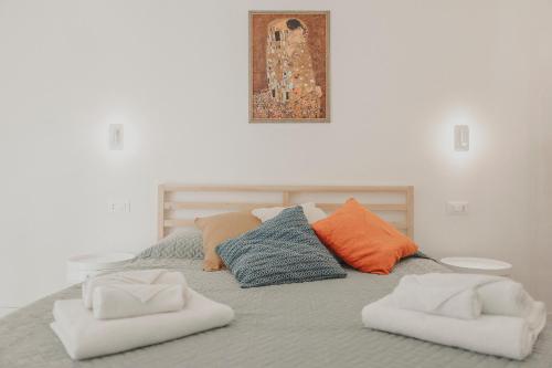 a bed with two white towels on top of it at Dimora le Due Sicilie in Cefalù