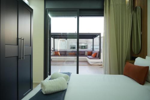 Ένα ή περισσότερα κρεβάτια σε δωμάτιο στο The Nassih Suite, Stay with Jacuzzi & BBQ Terrace