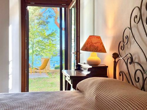 バラッティにあるAppartamento Tiniaのベッドとテーブルの上にランプが置かれた寝室