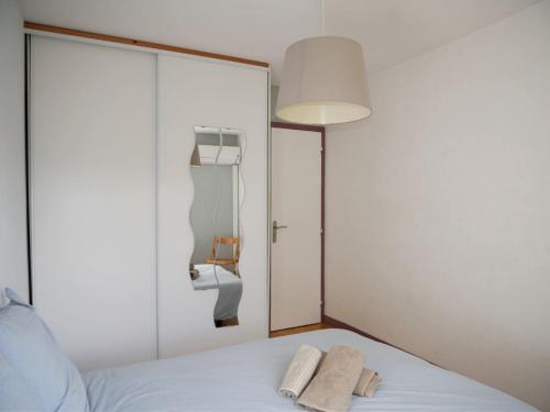 Schlafzimmer mit einem Bett, einem Spiegel und einem WC in der Unterkunft Vue imprenable sur la forêt avec jardin et parking in Blois