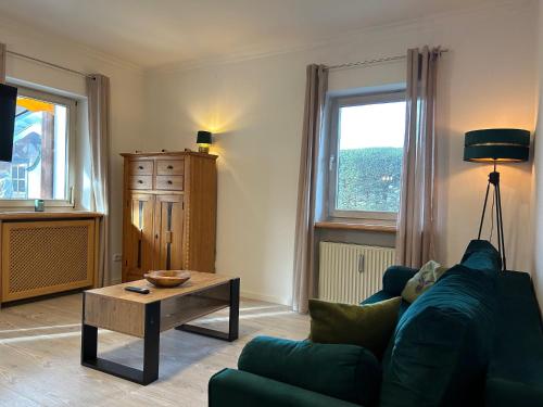 ein Wohnzimmer mit einer Couch und einem Couchtisch in der Unterkunft Alpendomizil Haberspitz in Marquartstein