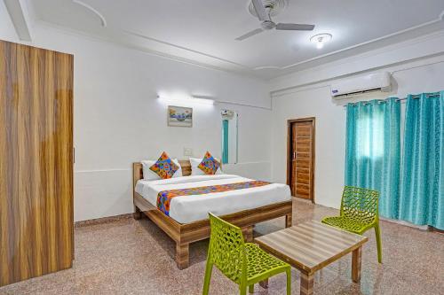 Postel nebo postele na pokoji v ubytování FabHotel Casa Residency