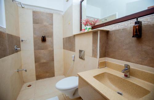 un bagno con un water e un lavandino di Tima Residence a Dar es Salaam