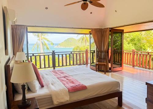 En eller flere senge i et værelse på Villa Vadee - Entire Private Villa, 4 Bedrooms, Large Swimming Pool, Ocean View