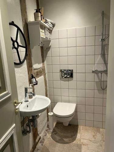 Koupelna v ubytování Historisk Gård Med Udsigt Til Kirke Ved Randers