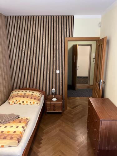 Apartmány Pod Javorem في بيك بود سنيزكو: غرفة بها سريران وباب يؤدي إلى ردهة
