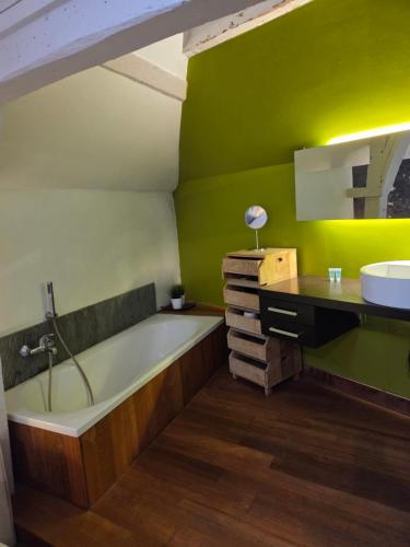 Ένα μπάνιο στο Strole's House