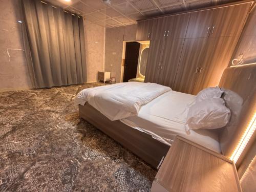 um quarto com uma cama grande em um quarto em Evan Rest House em Salalah