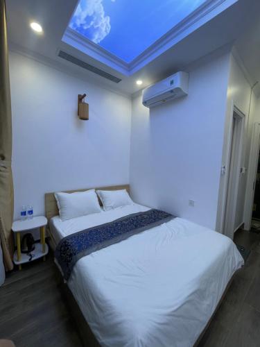 Кровать или кровати в номере Rose Hotel - Grand World Phu Quoc