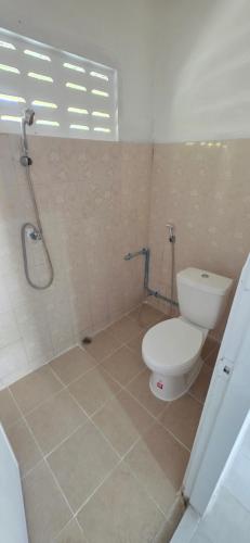 ein Badezimmer mit Toilette und Dusche in der Unterkunft Khao Ban Eing 