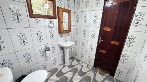 ein Badezimmer mit Toilette und Waschbecken in der Unterkunft Recanto da Rosa in Santarém
