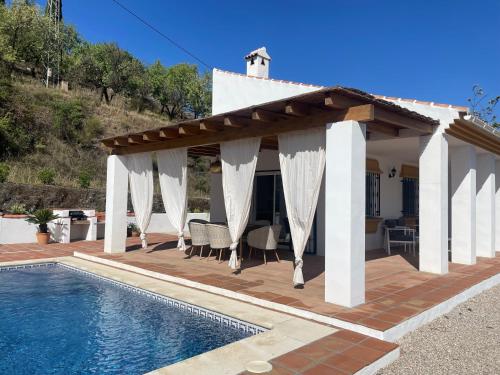 eine Villa mit Pool und Pergola in der Unterkunft Casa Calmante - Stunning 3-bedroom Villa with Private Pool in Cómpeta