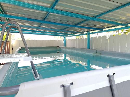 Bazén v ubytování Echah's Homestay-mslim only nebo v jeho okolí