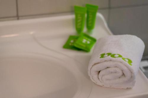 a roll of toilet paper sitting on top of a bath tub at Recanto da Ladeira in Gramado