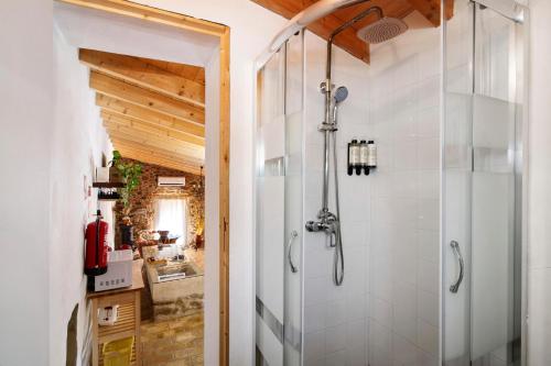 un bagno con doccia con porta in vetro di Quinta do Silêncio a Tavira