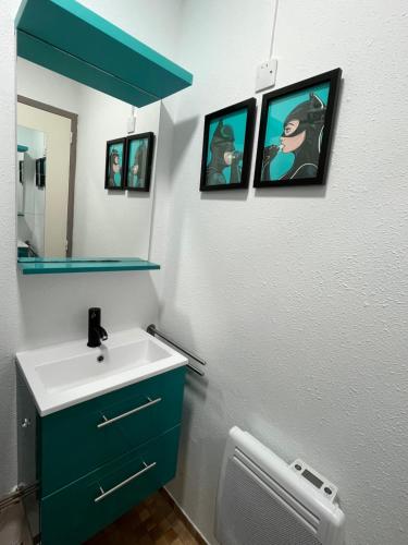a bathroom with a sink and a mirror at Ski Piau-Engaly balcon vue sur montagne pied pistes proche commerces in Aragnouet