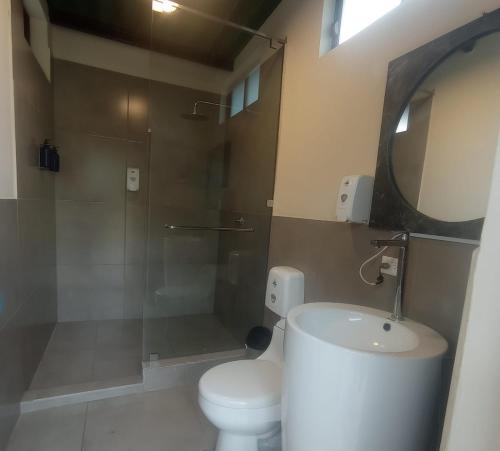 een badkamer met douche, toilet en wastafel bij Domo Gran Vista 28A 