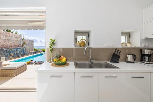 Kuchyň nebo kuchyňský kout v ubytování Ethereal Southcrete Villas