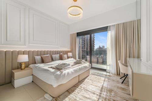 Una cama o camas en una habitación de Modern stylish 2BR Apartment walk to Dubai Mall near Burj Khalifa