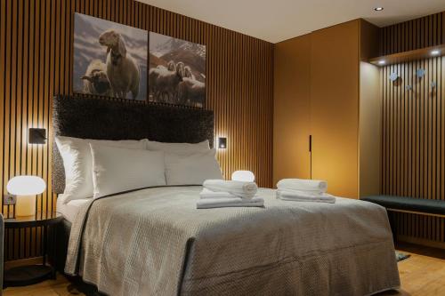 une chambre avec un lit avec des serviettes dessus dans l'établissement KitzSki Luxury Apartment ski-in ski-out accommodation, à Mittersill