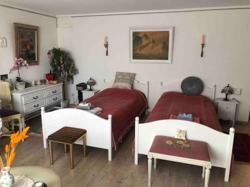 une chambre avec deux lits et une table et des chaises dans l'établissement Dream room in basement with private bathroom, à Brügg