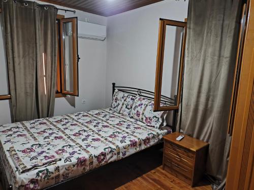 a small bedroom with a bed and a dresser at Το σπιτάκι in Mantamádos