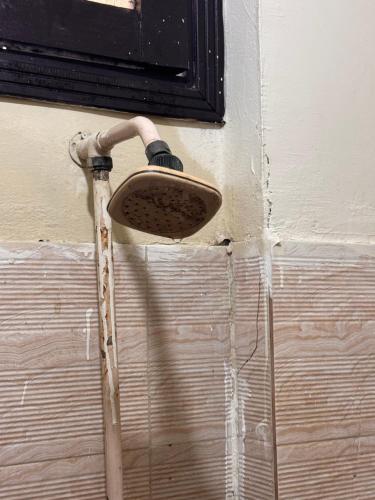 ein Duschkopf, aus dessen Wand Wasser austritt in der Unterkunft The Ultimate Beachfront Oasis in Karatschi