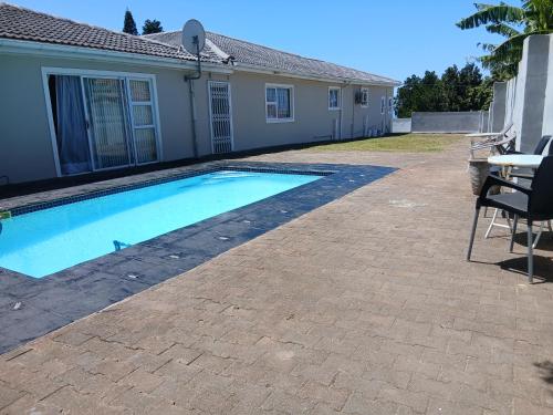 Bazén v ubytování 23 on Camden Road Guesthouse nebo v jeho okolí