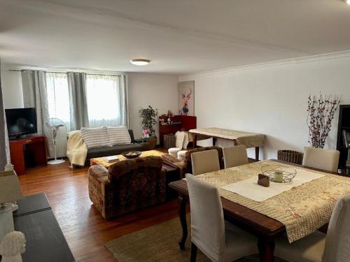 Χώρος καθιστικού στο The Villawood Villa - your stylish Sydney stay with vintage charm