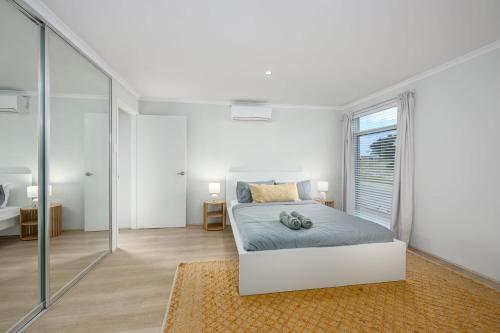 Postel nebo postele na pokoji v ubytování Coastal Comfort In Golden Bay