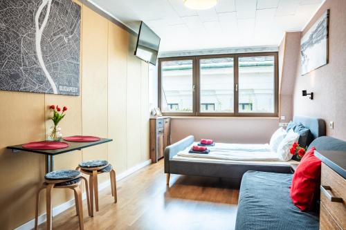 Et opholdsområde på Central stylish apartment with shared rooftop terrace and jacuzzi MK2